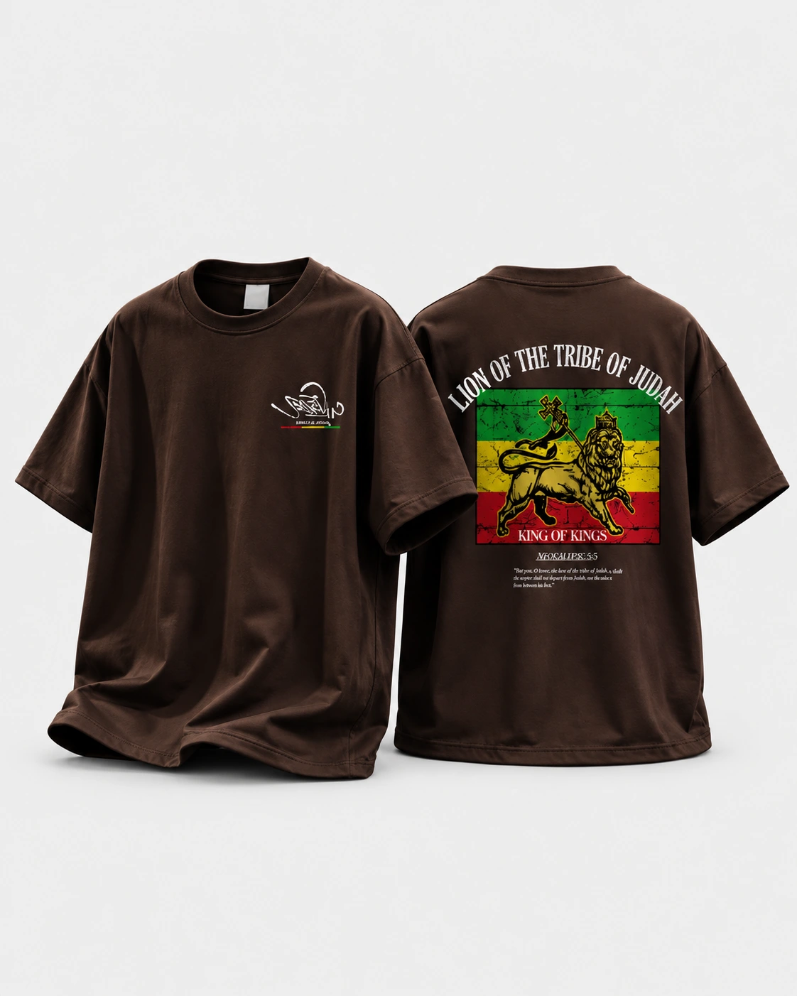 LEÃO DA TRIBO DE JUDAH — Camiseta marrom · Leão da tribo de Judah sobre fundo cinza claro