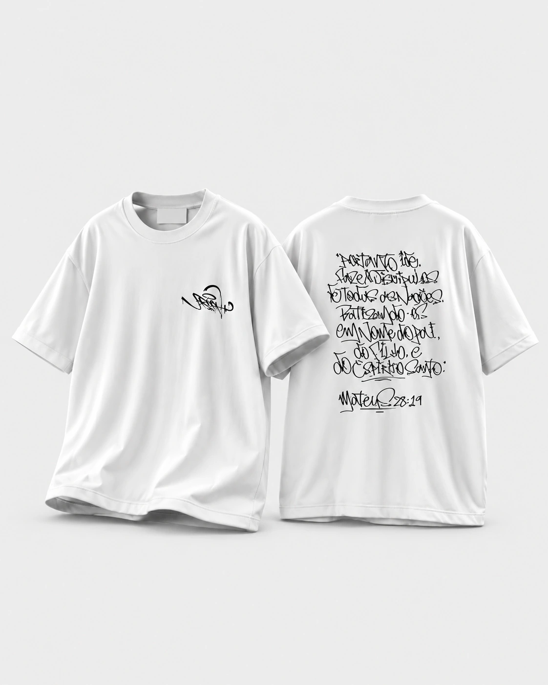 MATEUS 28 — Camiseta branca · Mateus 28:19 sobre fundo cinza claro